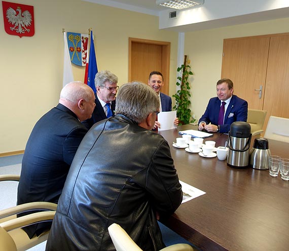 W Starostwie Kamieskim burmistrz Dziwnowa podpisa z marszakami Wojewdztwa Zachodniopomorskiego umow na dofinansowanie nowego owietlenia Dziwnowa