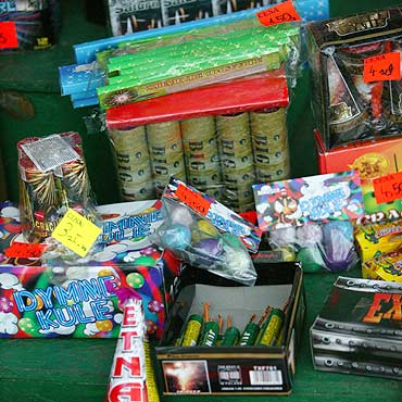 Piesi uciekaj� przed hukiem petard