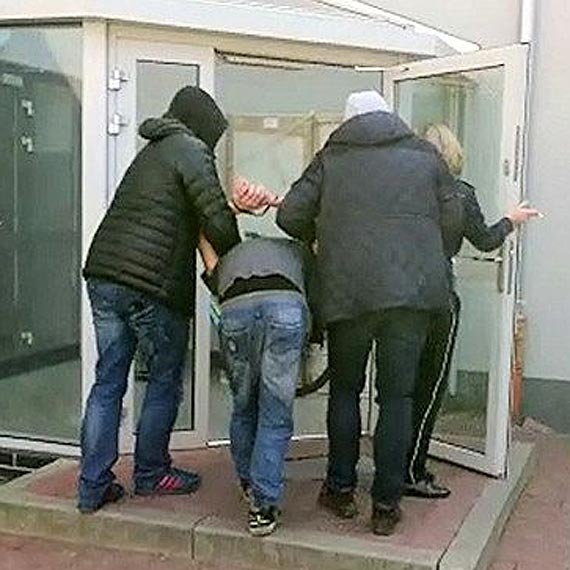 Szybka i zdecydowana reakcja na otrzymane zg�oszenie o kradzie�y rozb�jniczej zako�czy�a si� zatrzymaniem. Zobacz film! 