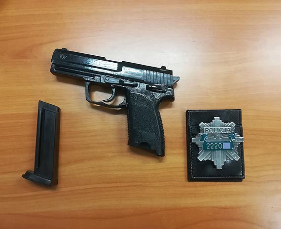  Podawa� si� za policjanta, cho� nim nie by�