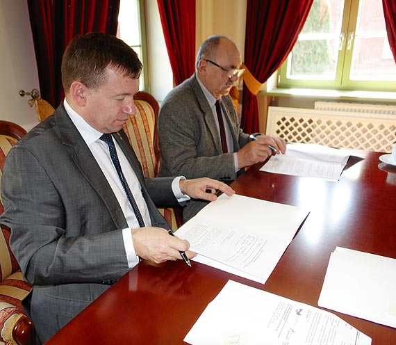 Podpisano umowy na dofinansowanie przebudowy dróg w gminie Golczewo, Świerzno i Wolin