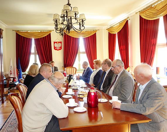 Podpisano umowy na dofinansowanie przebudowy dróg w gminie Golczewo, Świerzno i Wolin