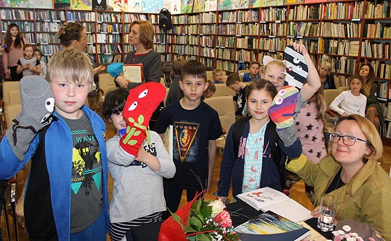 „Niesamowite przygody dziesięciu Skarpetek”, czyli Justyna Bednarek międzyzdrojskiej bibliotece