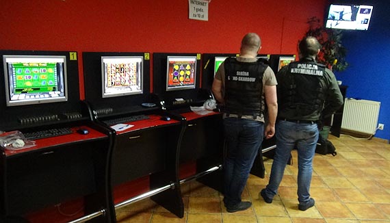 Nielegalny hazard ubo�szy o kolejne 10 automat�w