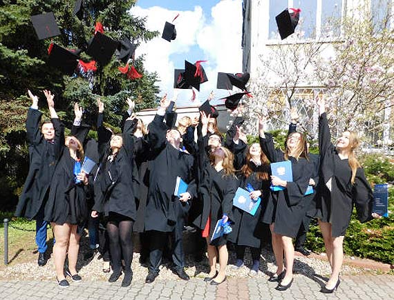 Absolwenci LO oraz Technikum ywienia poegnali si ze szko