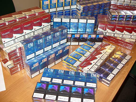 Walizka pe�na nielegalnych papieros�w