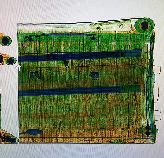 Walizka pe�na nielegalnych papieros�w