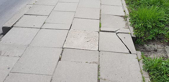 Uwaga, niebezpieczne miejsca na chodniku