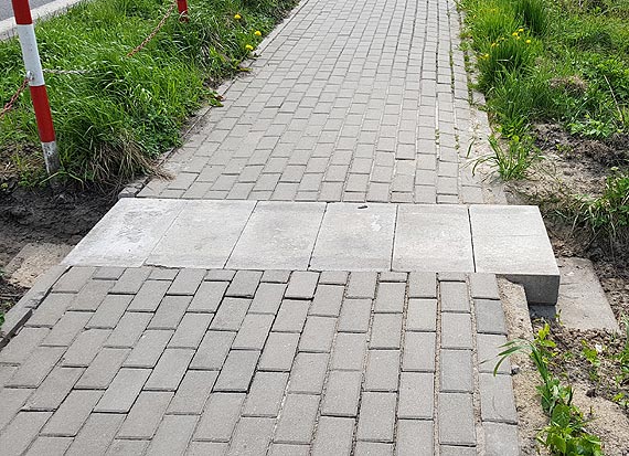 Uwaga, niebezpieczne miejsca na chodniku