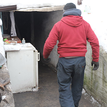 Zamykaj� si� przed tajemnicz� besti� w bunkrze!