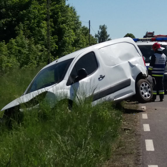 Peugeot wypad z drogi i uderzy w nasyp