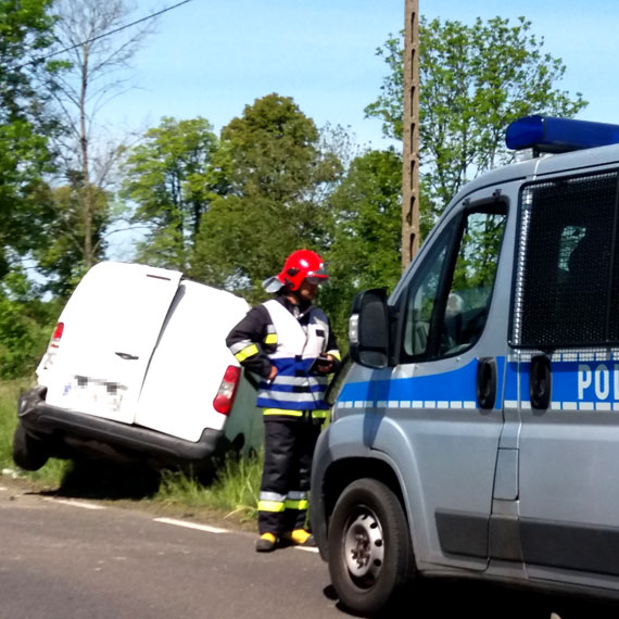 Peugeot wypad z drogi i uderzy w nasyp