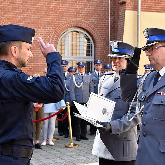 Kolejni nowi policjanci z�o�yli �lubowanie - Mo�e i Ty chcesz wst�pi� w nasze szeregi?