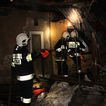 Warnowo: Sp�on�o poddasze budynku mieszkalnego. Dwie rodziny bez dachu nad g�ow�