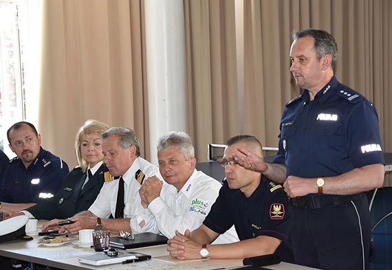 Okres wakacji to nie tylko beztroskie lato – odprawa służb odpowiedzialnych za bezpieczeństwo w sezonie letnim