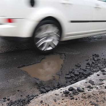Odwil� odkry�a dziurawe jak ser ulice i... psie kupy