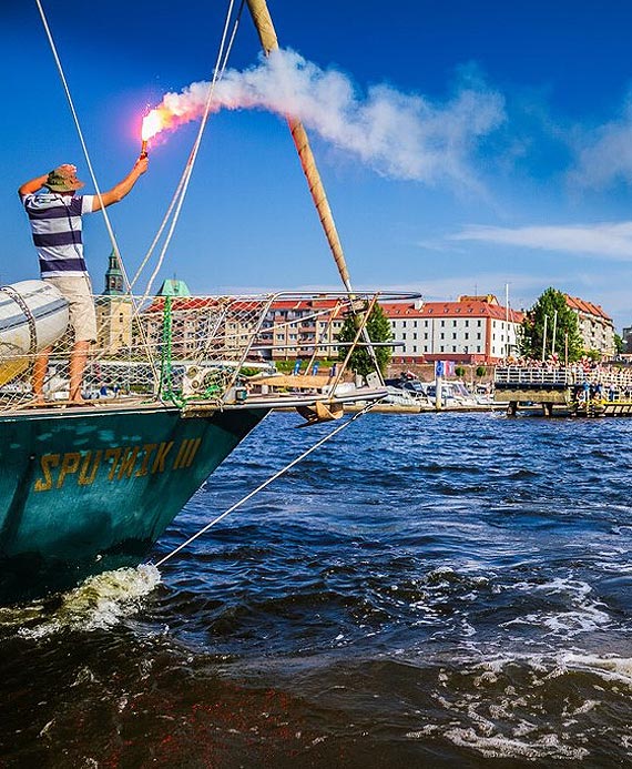 Sputnikiem dookoła Ziemi – Powrót do domu