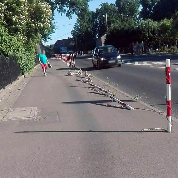 Kierowca biaego lanosa uszkodzi supki, zgubi tablic rejestracyjn i...uciek z miejsca zdarzenia