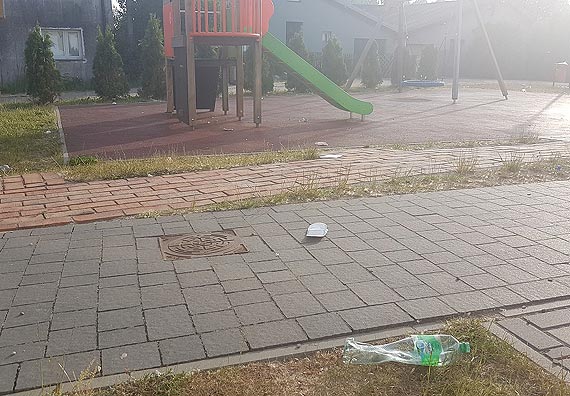 Mieszkaniec Kamienia Pomorskiego: Proszę o zainteresowanie się sprawą „placu zabaw” za blokiem Kwartału Dominikańskiego