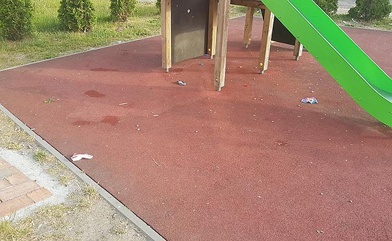 Mieszkaniec Kamienia Pomorskiego: Proszę o zainteresowanie się sprawą „placu zabaw” za blokiem Kwartału Dominikańskiego