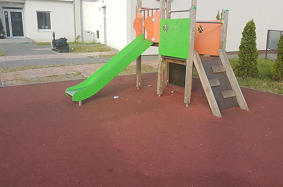 Mieszkaniec Kamienia Pomorskiego: Proszę o zainteresowanie się sprawą „placu zabaw” za blokiem Kwartału Dominikańskiego
