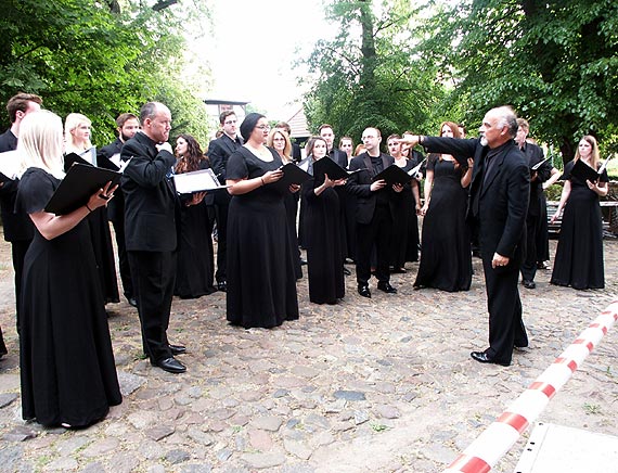 Gaude Mater Polonia piewa Zielinski Singers w kamieskiej katedrze