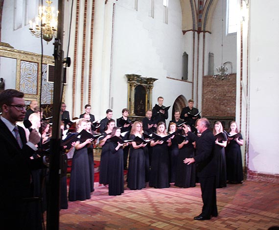 Gaude Mater Polonia piewa Zielinski Singers w kamieskiej katedrze