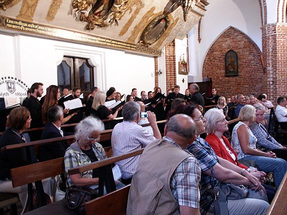 Gaude Mater Polonia piewa Zielinski Singers w kamieskiej katedrze