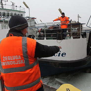 �winouj�cie: Sp�ywaj�ca kra utrudnia kursowanie prom�w