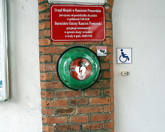 Defibrylator przed wejciem do kamieskiego Ratusza