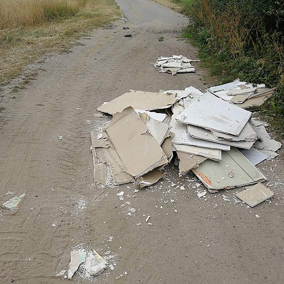 Remont skoczony, to trzeba gdzie podrzuci mieci... Rozrzucony regips w rejonie mostu w Dargobdzu