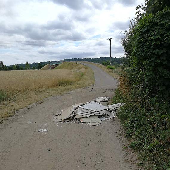 Remont skoczony, to trzeba gdzie podrzuci mieci... Rozrzucony regips w rejonie mostu w Dargobdzu