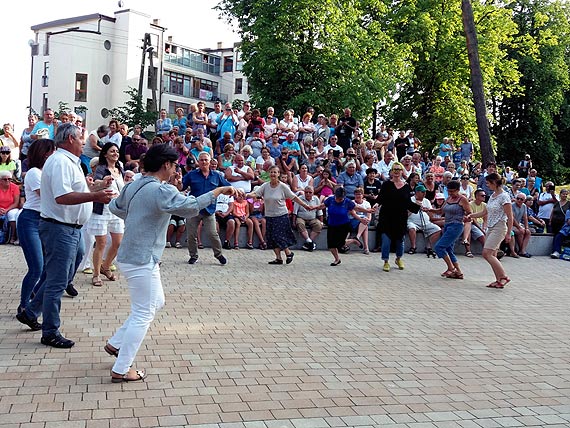 Koncert muzyki greckiej na Skwerze Przyjani w Dziwnowie