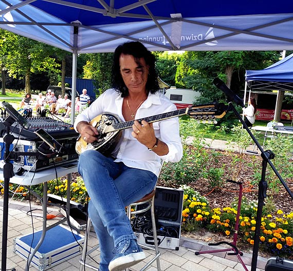 Koncert muzyki greckiej na Skwerze Przyjani w Dziwnowie