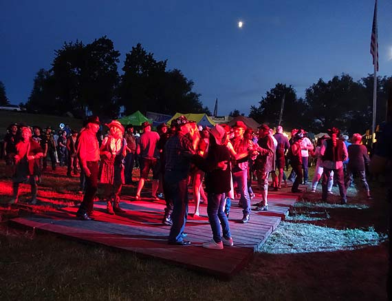 Jessika Lynn zapiewaa podczas 21 Western Piknik w Suominie