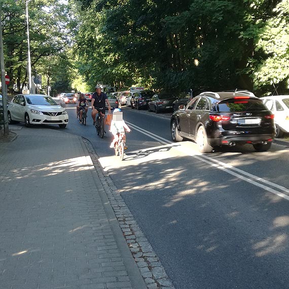 Mieszkaniec: Ulica Zwycistwa jest codziennie zatarasowana a chodniki niszczone