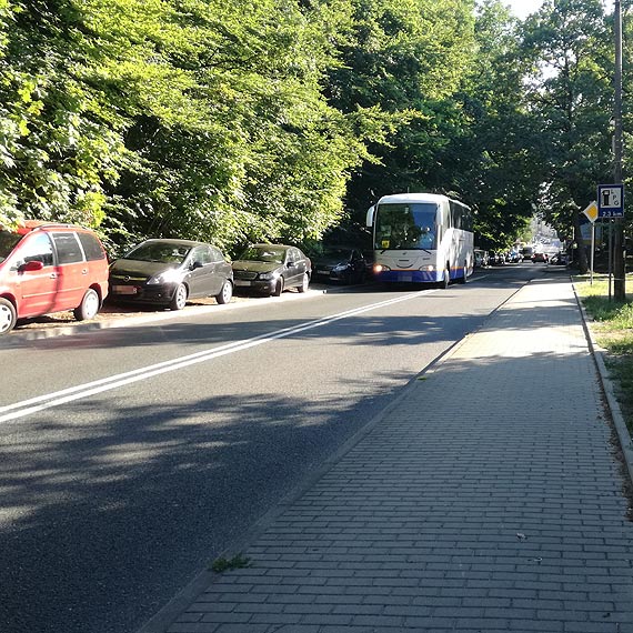Mieszkaniec: Ulica Zwycistwa jest codziennie zatarasowana a chodniki niszczone
