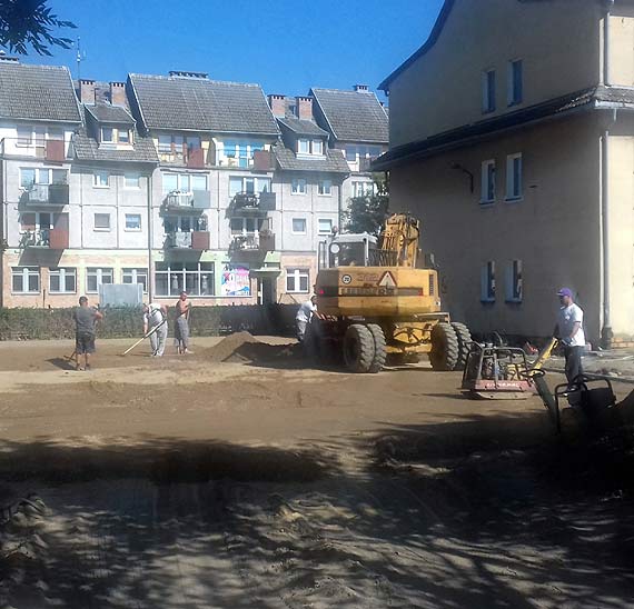 Ciki sprzt na budowie boiska przy zespole szk ponadgimnazjalnych w Wolinie