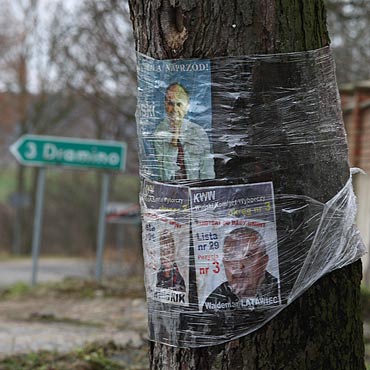 Na wsiach wci�� wisz� plakaty wyborcze