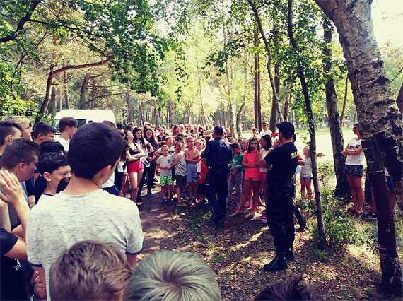 Policja z Kamienia Pomorskiego z wizyt u harcerzy