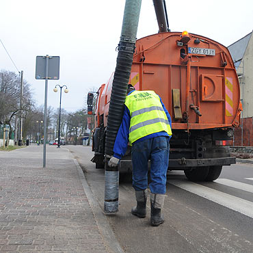 Dziwn�w: Wielkie sprz�tanie ulic i chodnik�w