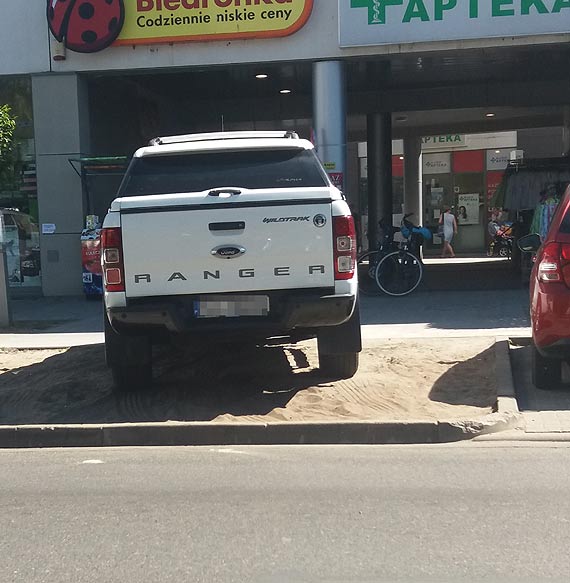Terenowe auta nie parkuj w zatoczkach?