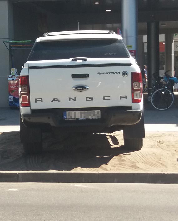 Terenowe auta nie parkuj w zatoczkach?