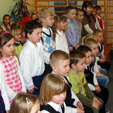 �adzin: Uczniowie �wi�tuj� Dzie� Babci i Dziadka