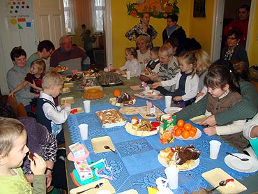 �adzin: Uczniowie �wi�tuj� Dzie� Babci i Dziadka