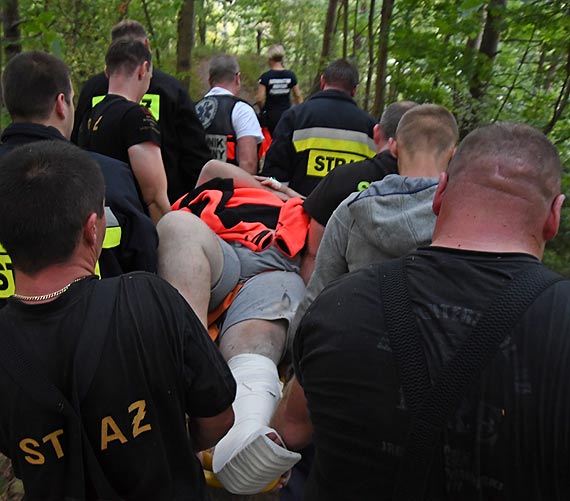 O krok od mierci. Turysta spad z kilkudziesiciometrowej skarpy nad Jeziorem Turkusowym. Zobacz film!