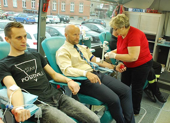 Naście litrów granatowo-bordowej krwi