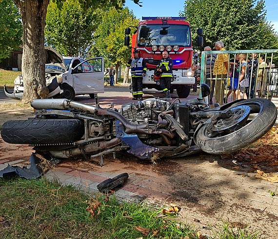 Kamikadze na motocyklu uderzy w samochd osobowy. To cud, e nikogo nie zabi... 