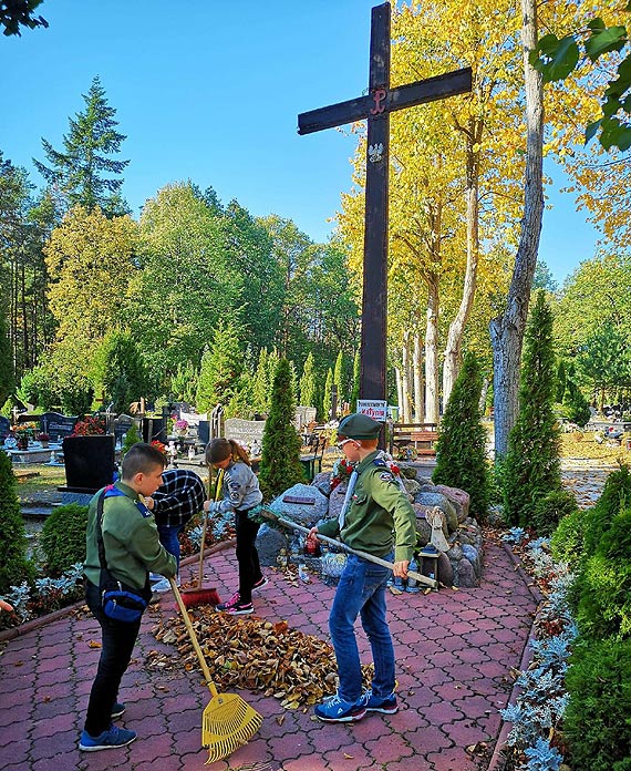 Harcerskie porzdki na cmentarzu w Midzyzdrojach