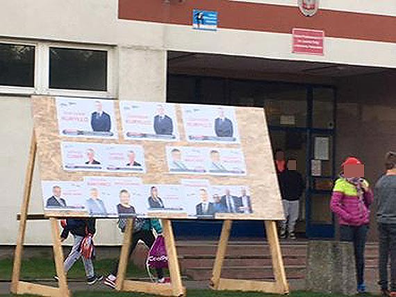 Dwa standardy Pana Burmistrza. Komu wolno a komu nie agitować na terenie szkoły?
